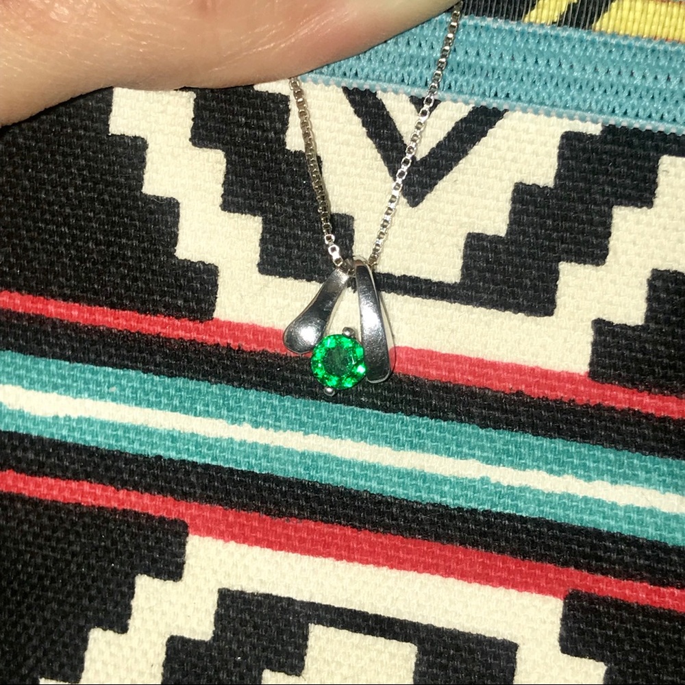 Single emerald stone set in 925 silver necklace